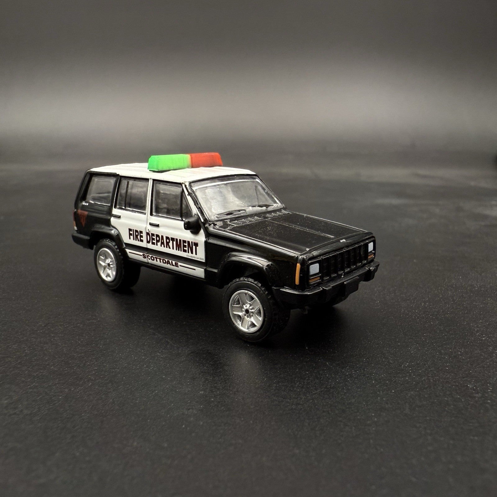 2 Pack 1/64 Green Red Lightbar Chicago Fire Ambulance SUV Truck Hansch DBS20002