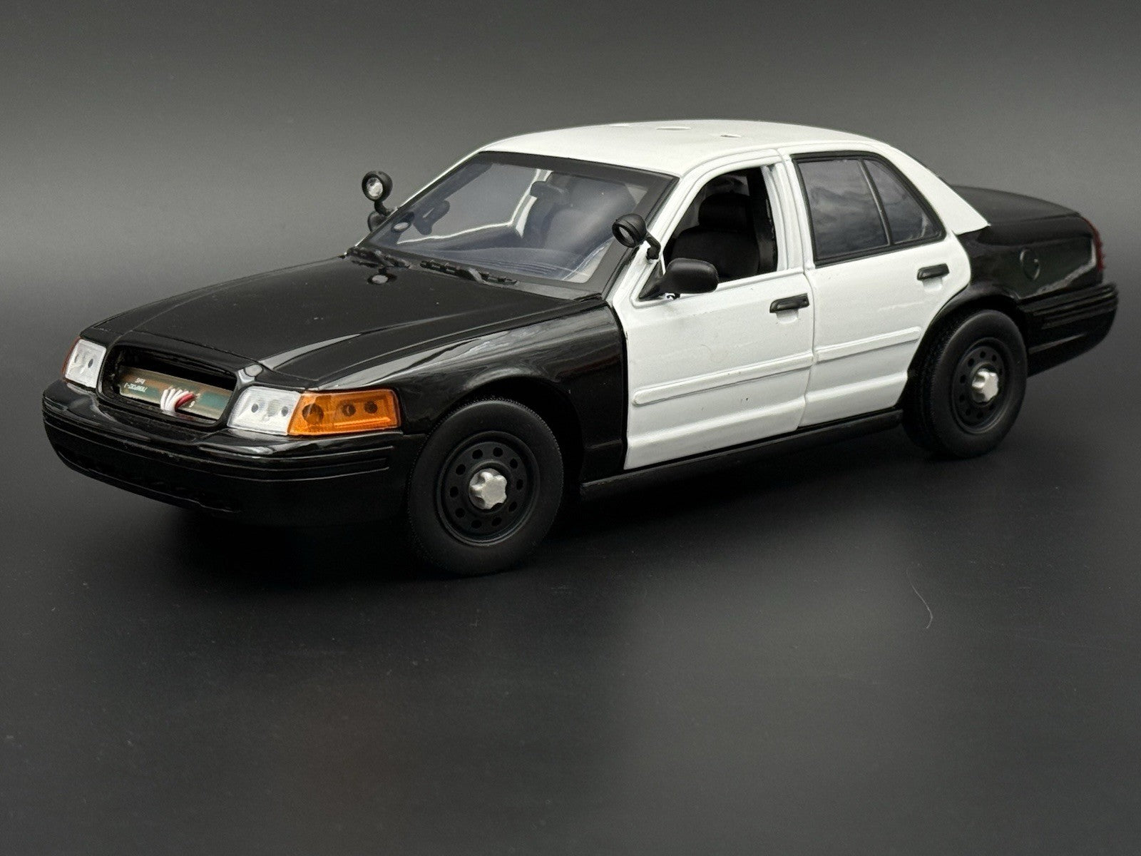 4 Pack 1/18 Scale Model 2006 Steel Wheel II Motormax Crown Victoria Police 18667