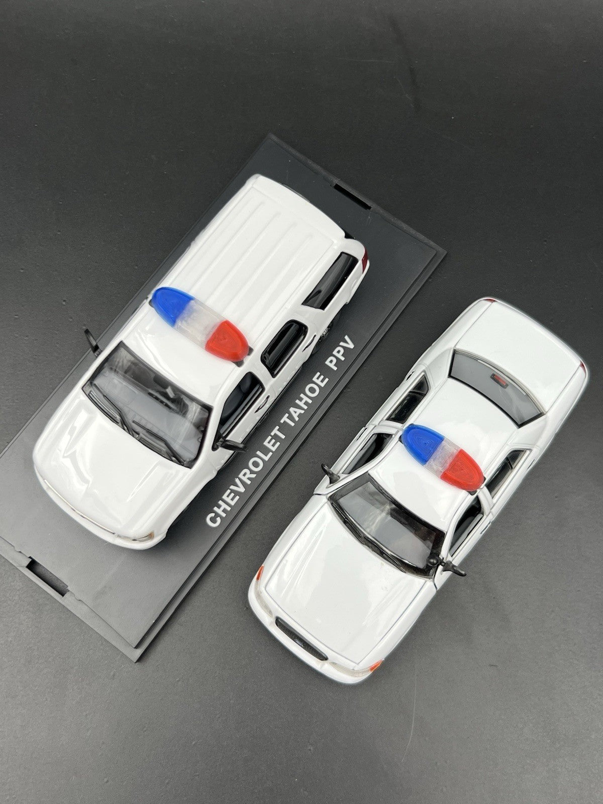 2 Pack 1/43 Blue Red SUV + Sedan Vista Lightbar Greenlight Police Sheriff Fire2