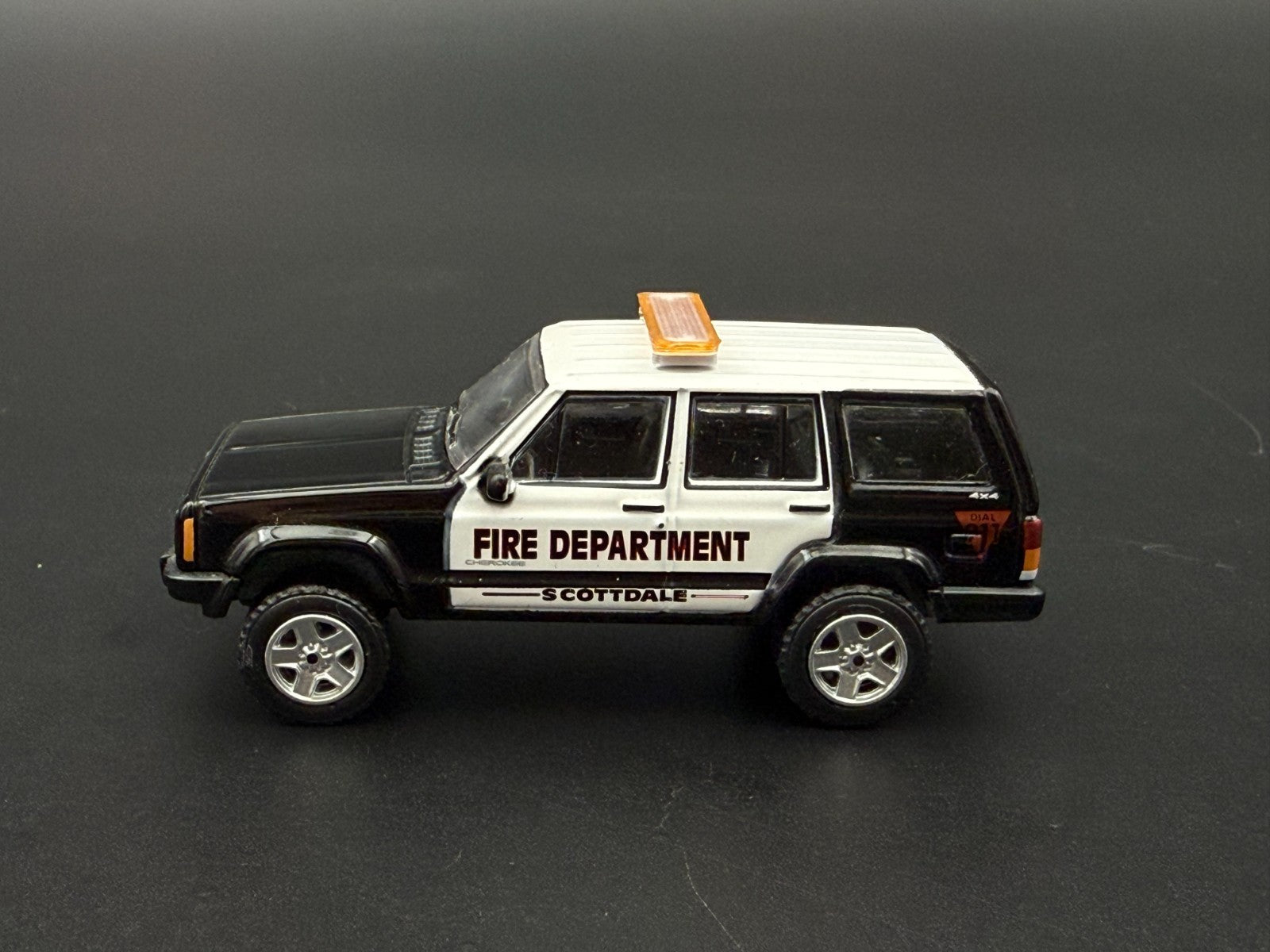2-Pack 1/64 Scale Model Silver Top Amber LED Style Whelen Lightbar 6402AS5