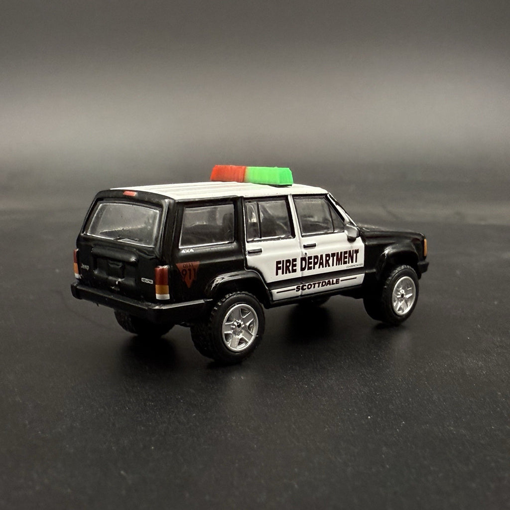 2 Pack 1/64 Green Red Lightbar Chicago Fire Ambulance SUV Truck Hansch DBS200012