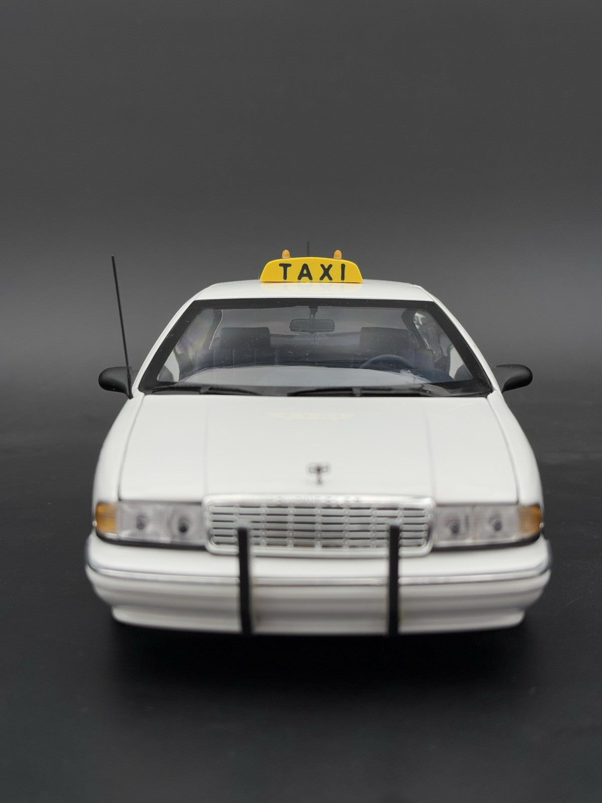 1/18 Scale Model Taxi Sign With Two Amber Lights And Lettering San Diego3