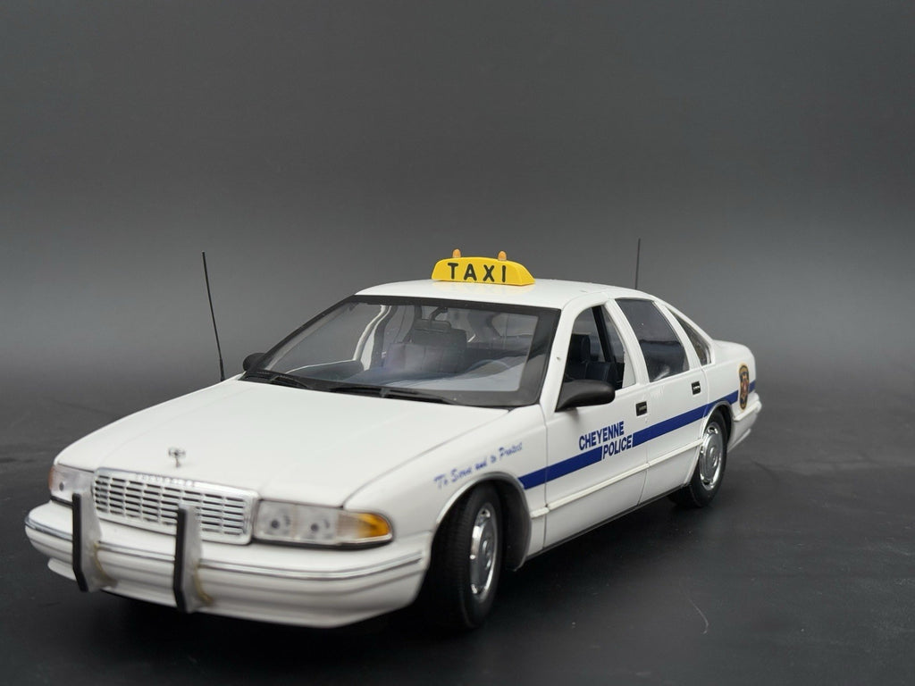 1/18 Scale Model Taxi Sign With Two Amber Lights And Lettering San Diego4