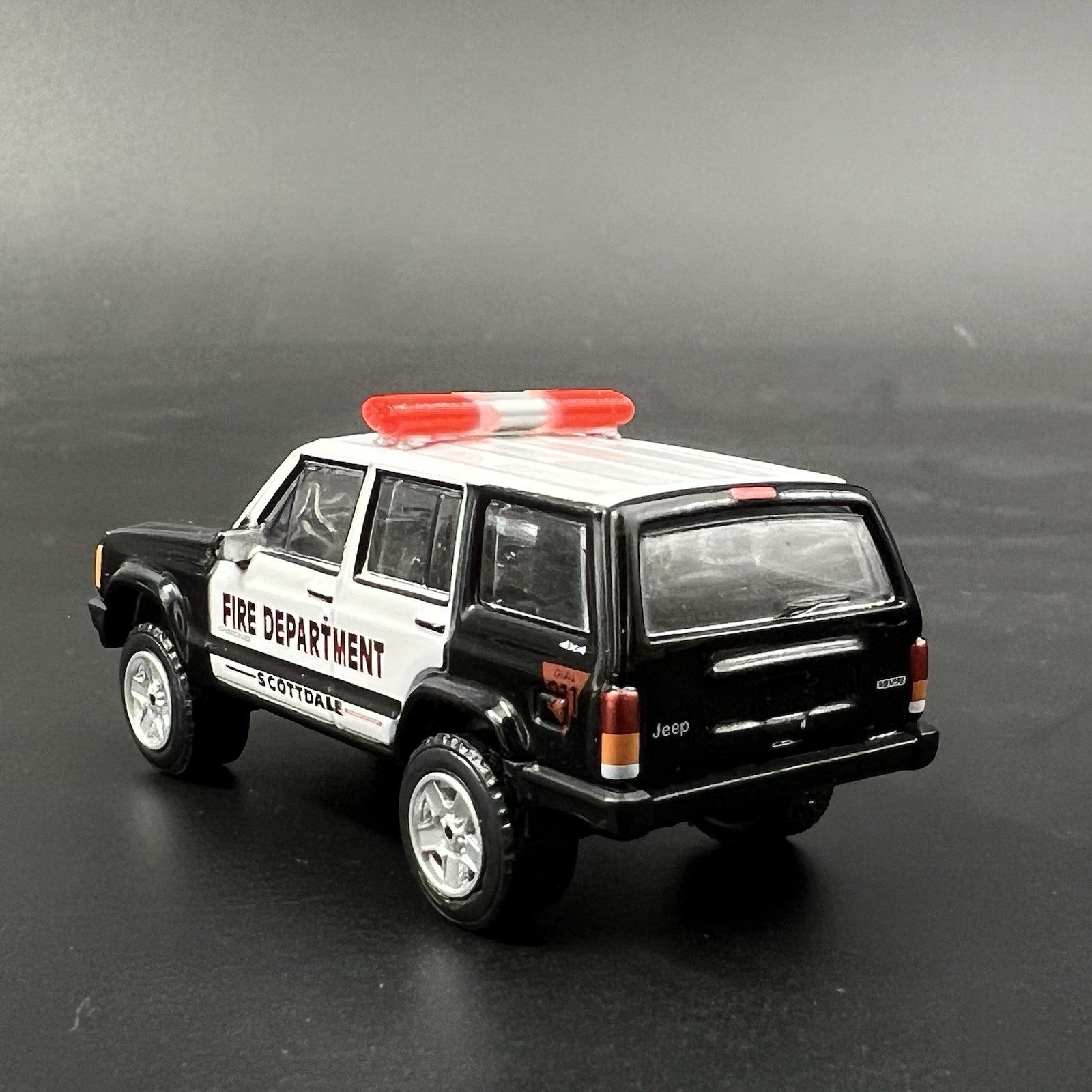 2 Pack 1/64 Red Chrome Cannonball Run Ambulance Aerodynic Lightbar Police Fire5