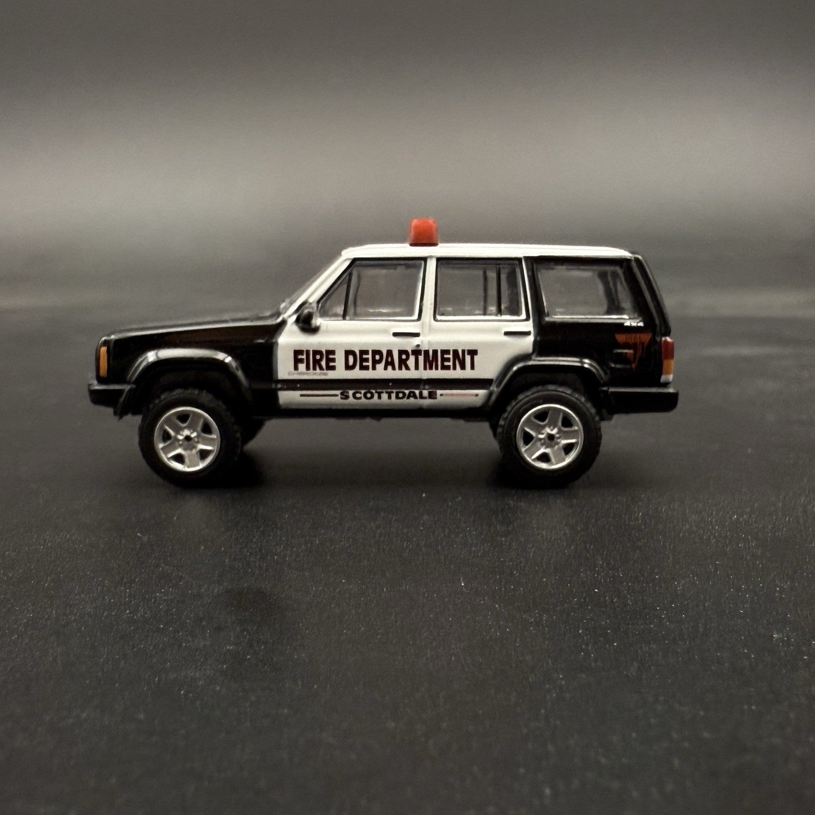 2 Pack 1/64 Green Red Lightbar Chicago Fire Ambulance SUV Truck Hansch DBS20009