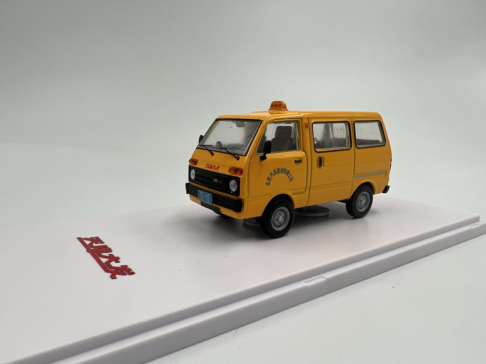 1/43 China Tianjin DAFA HUALI TJ110 ( DAIHATSU ) Van Taxi Wagon Model0