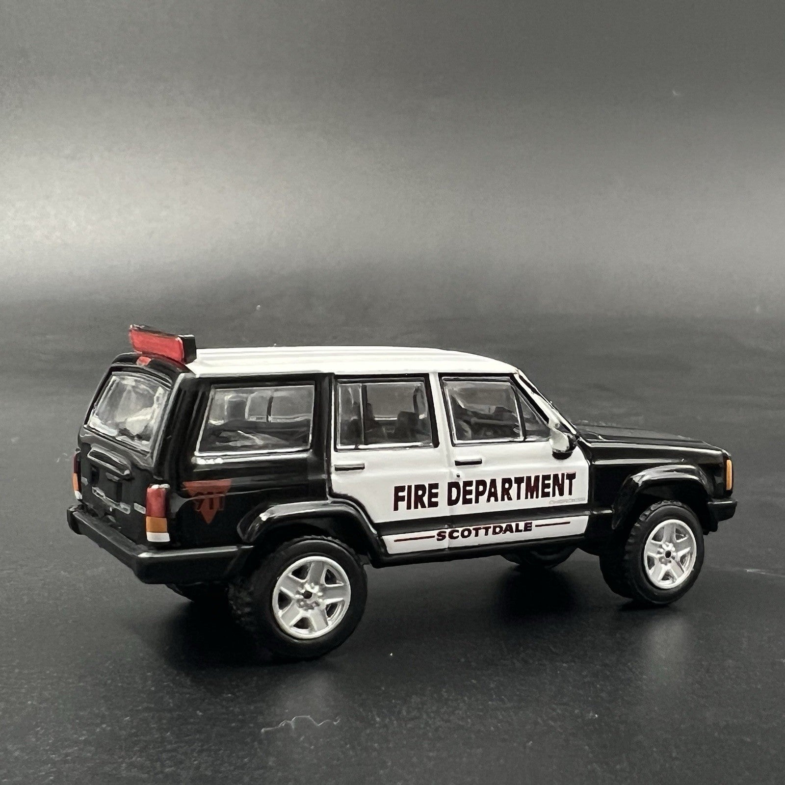 2 Pack 1/64 Red Interior Traffic Arrow Board Deck Lightbar Police Fire Ambulance2