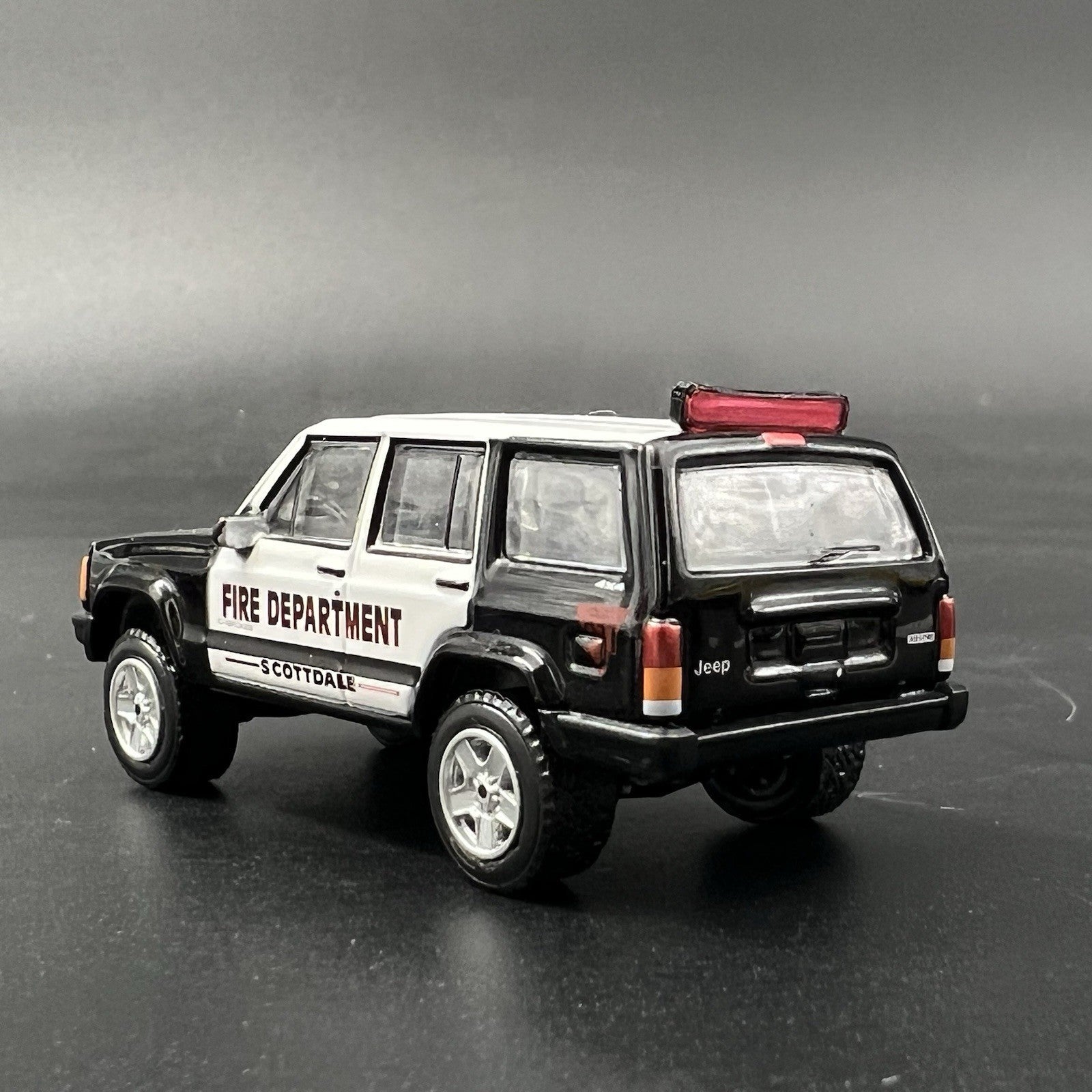 2 Pack 1/64 Red Interior Traffic Arrow Board Deck Lightbar Police Fire Ambulance1